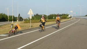 順五級風...陰涼...快意行駛...時速不小心, 就是35km/h...Ha Ha