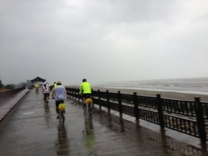 拜別..媽祖拱天宮...苗粟的海邊單車道...海浪兇湧...雨大風大