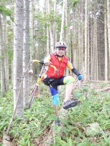 抬著單車八字走出森林