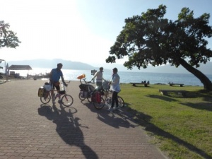 屈斜路湖湖邊温泉可沙浴及泡脚