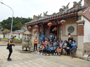 陳淵將軍在1300多年前，奉命帶12種姓，前來金門養戰馬，後人感思…尊稱[浯島恩主公]。